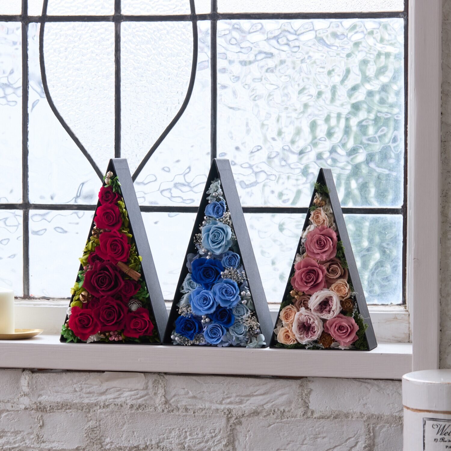 ＧＩＮＺＡ ＳＯＢＩ　ＦＬＯＷＥＲＳ プリザーブドフラワー 三角ボックス フラワーアレンジ “アムールローズツリー”