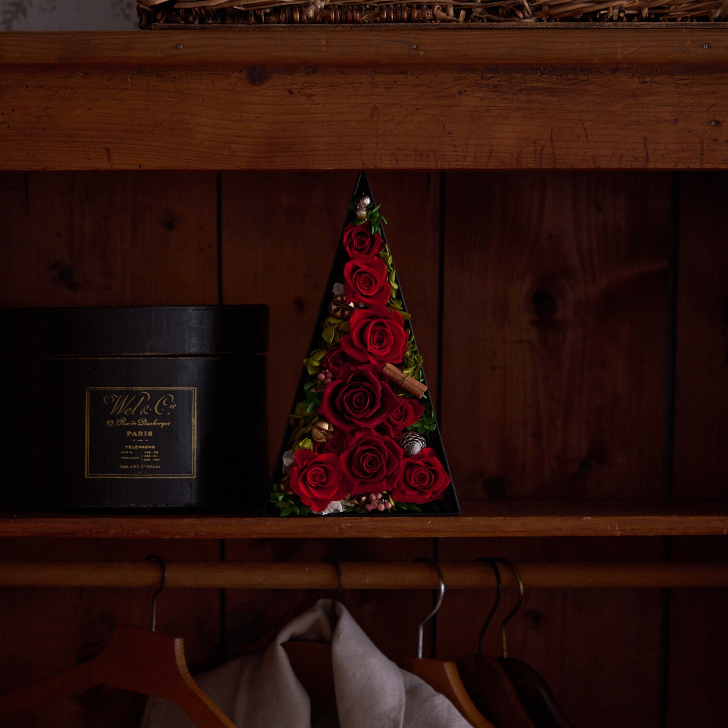 ＧＩＮＺＡ ＳＯＢＩ　ＦＬＯＷＥＲＳ プリザーブドフラワー 三角ボックス フラワーアレンジ “アムールローズツリー”