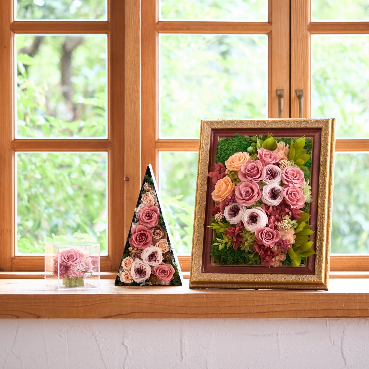 ＧＩＮＺＡ ＳＯＢＩ　ＦＬＯＷＥＲＳ プリザーブドフラワー 三角ボックス フラワーアレンジ “アムールローズツリー”