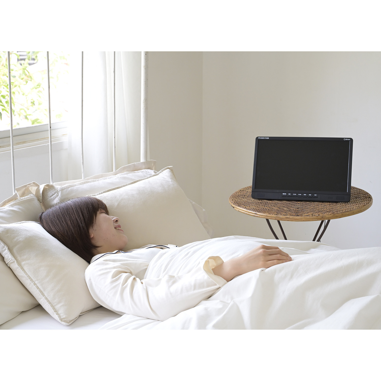 キュリオム 持ち運んで楽しめる！ １７．３インチ 地上デジタル放送対応 ＤＶＤプレーヤー内蔵 ポータブルテレビ ＰＴＶ−ＤＶＤ１７３Ｃ