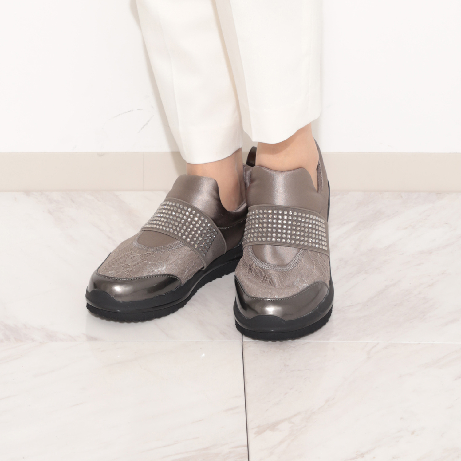 まるで裸足感覚！ 美ウォーキングに導く ヌーディウォーク スニーカー ストレッチレース コンビビジューベルト