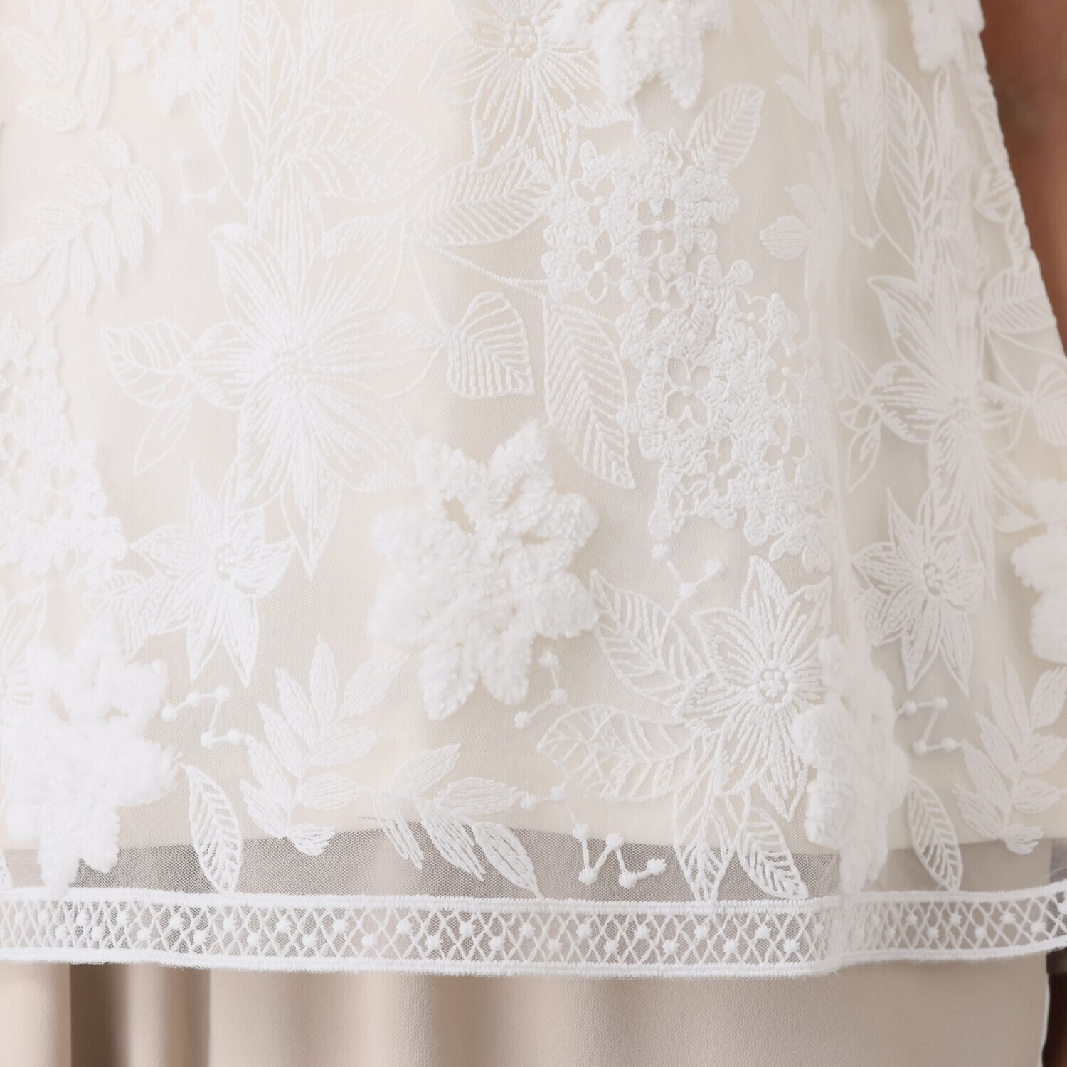 ルクオーレ １枚で華やか シェニールアクセント 総レースプルオーバー