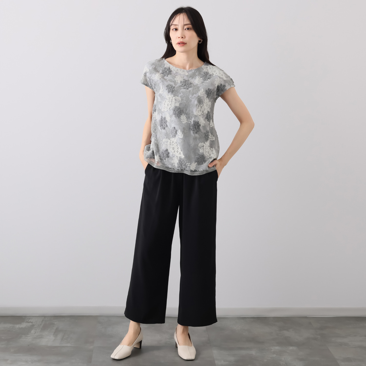 ルクオーレ １枚で華やか シェニールアクセント 総レースプルオーバー