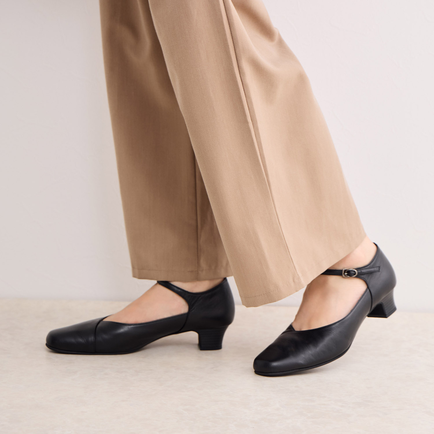 卑弥呼 “快適ウォークシリーズ” 日本製　はっ水牛革 ３．５ｃｍヒール ストラップパンプス