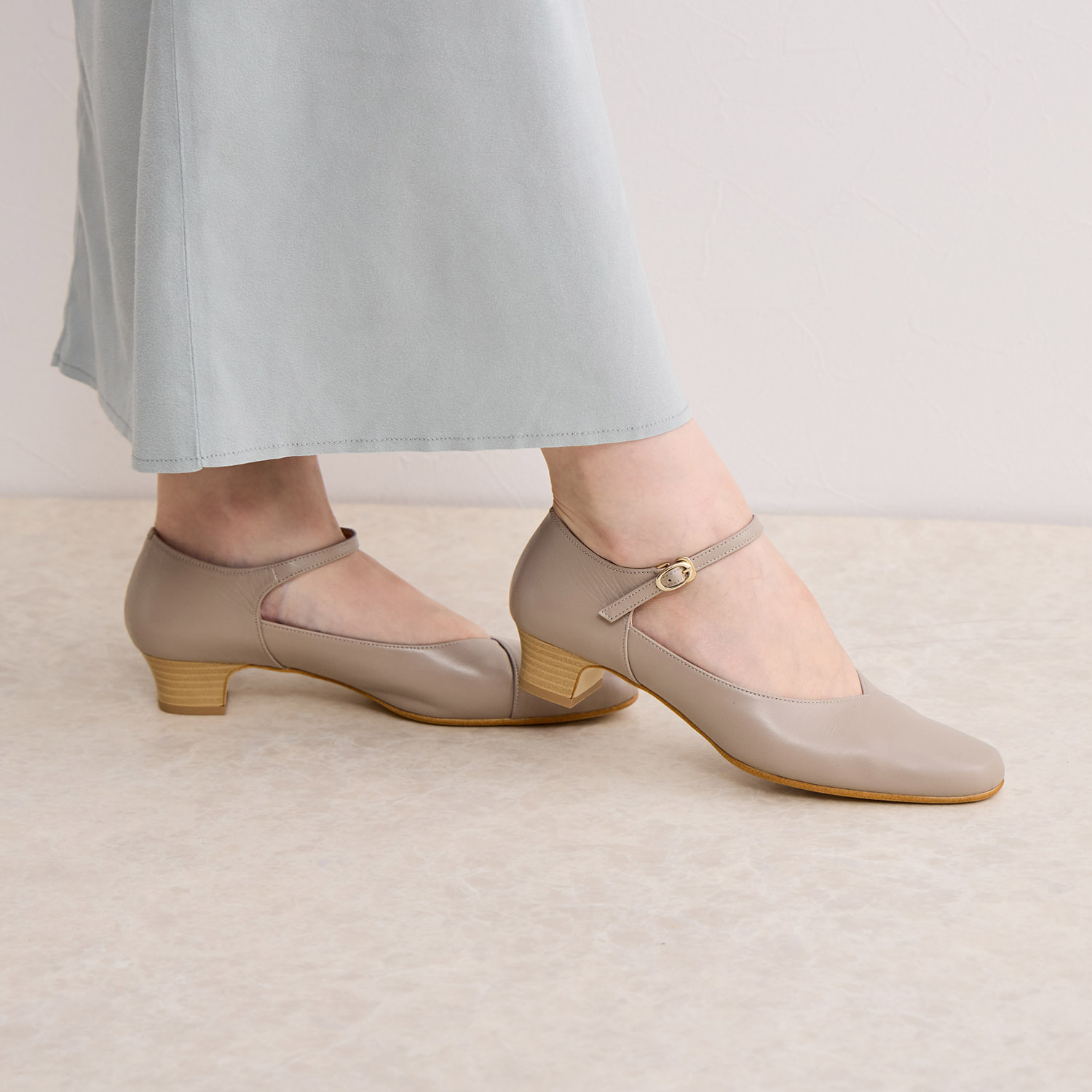 卑弥呼 “快適ウォークシリーズ” 日本製　はっ水牛革 ３．５ｃｍヒール ストラップパンプス