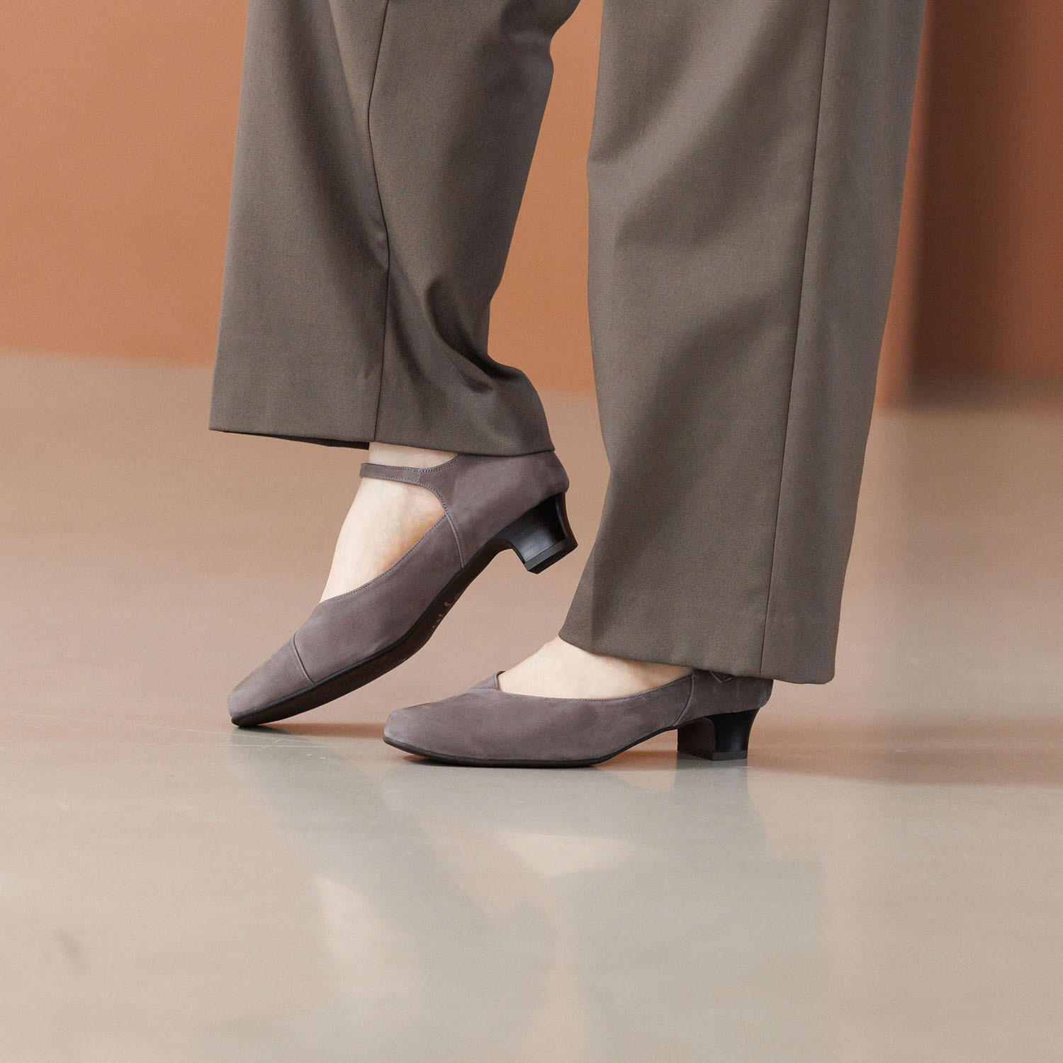 卑弥呼 “快適ウォークシリーズ” 日本製　はっ水牛革 ３．５ｃｍヒール ストラップパンプス