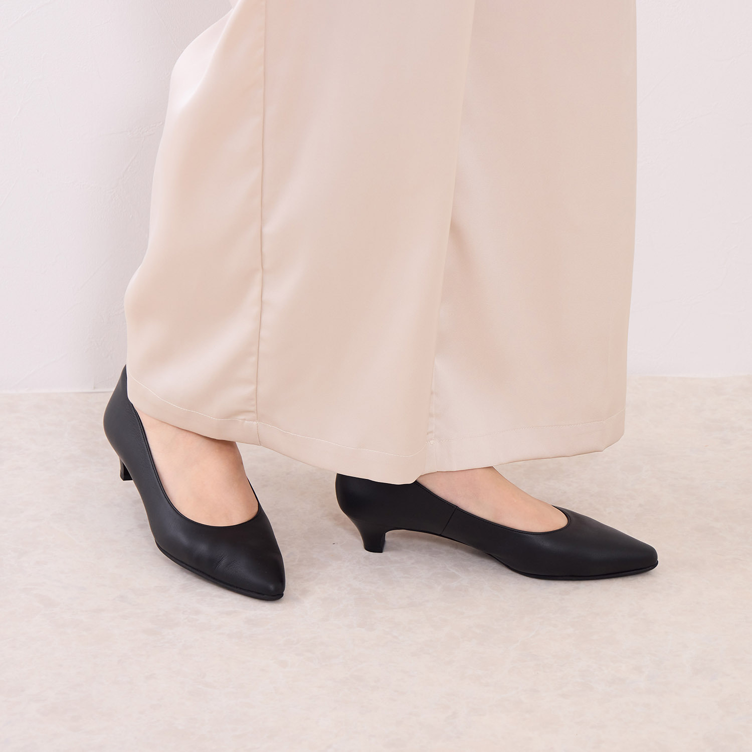 卑弥呼 “快適ウォークシリーズ” 日本製　はっ水レザー ポインテッドパンプス