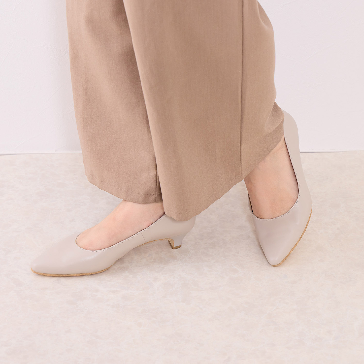 卑弥呼 “快適ウォークシリーズ” 日本製　はっ水レザー ポインテッドパンプス