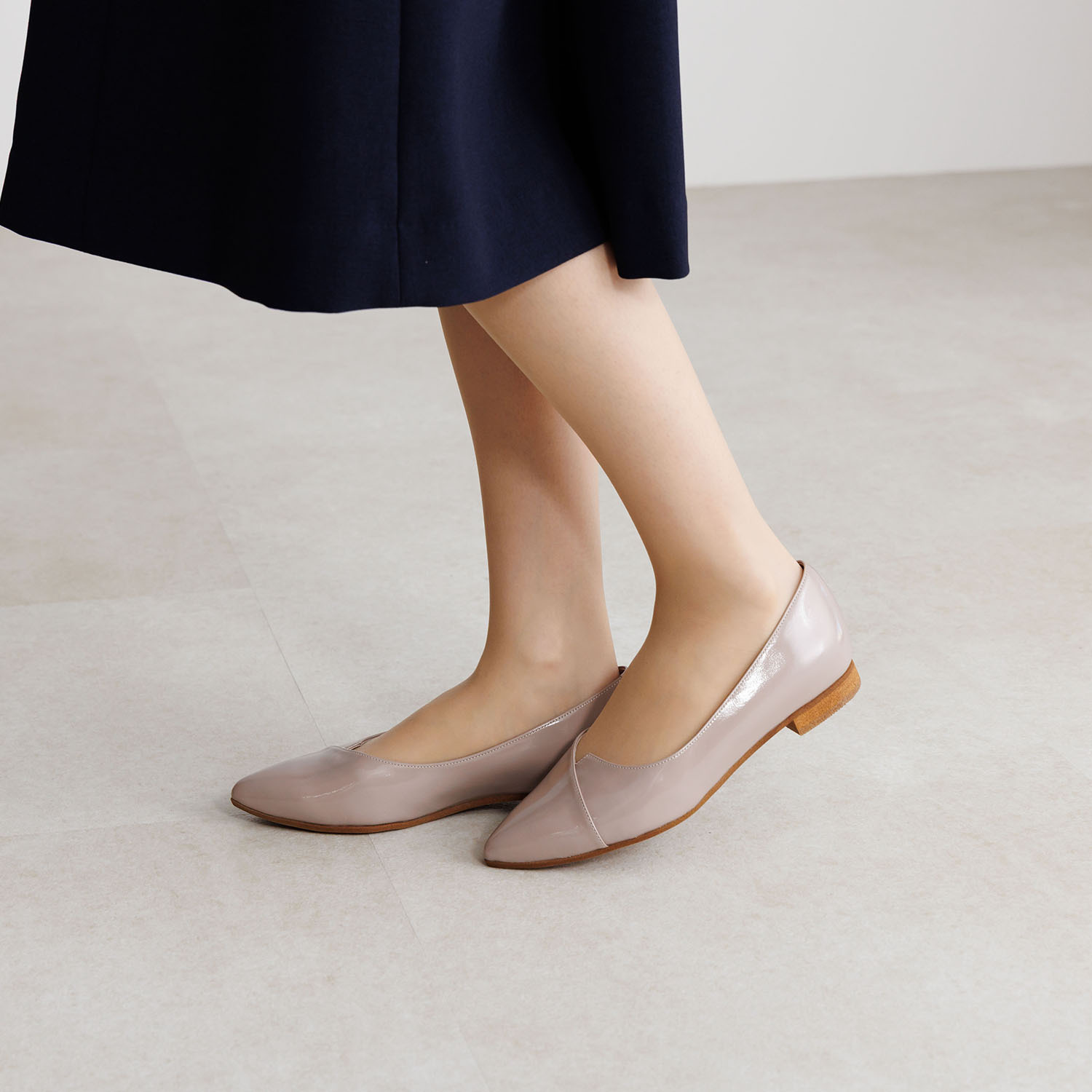 卑弥呼 日本製　はっ水レザー アシンメトリーＶカット ソフトフラットパンプス