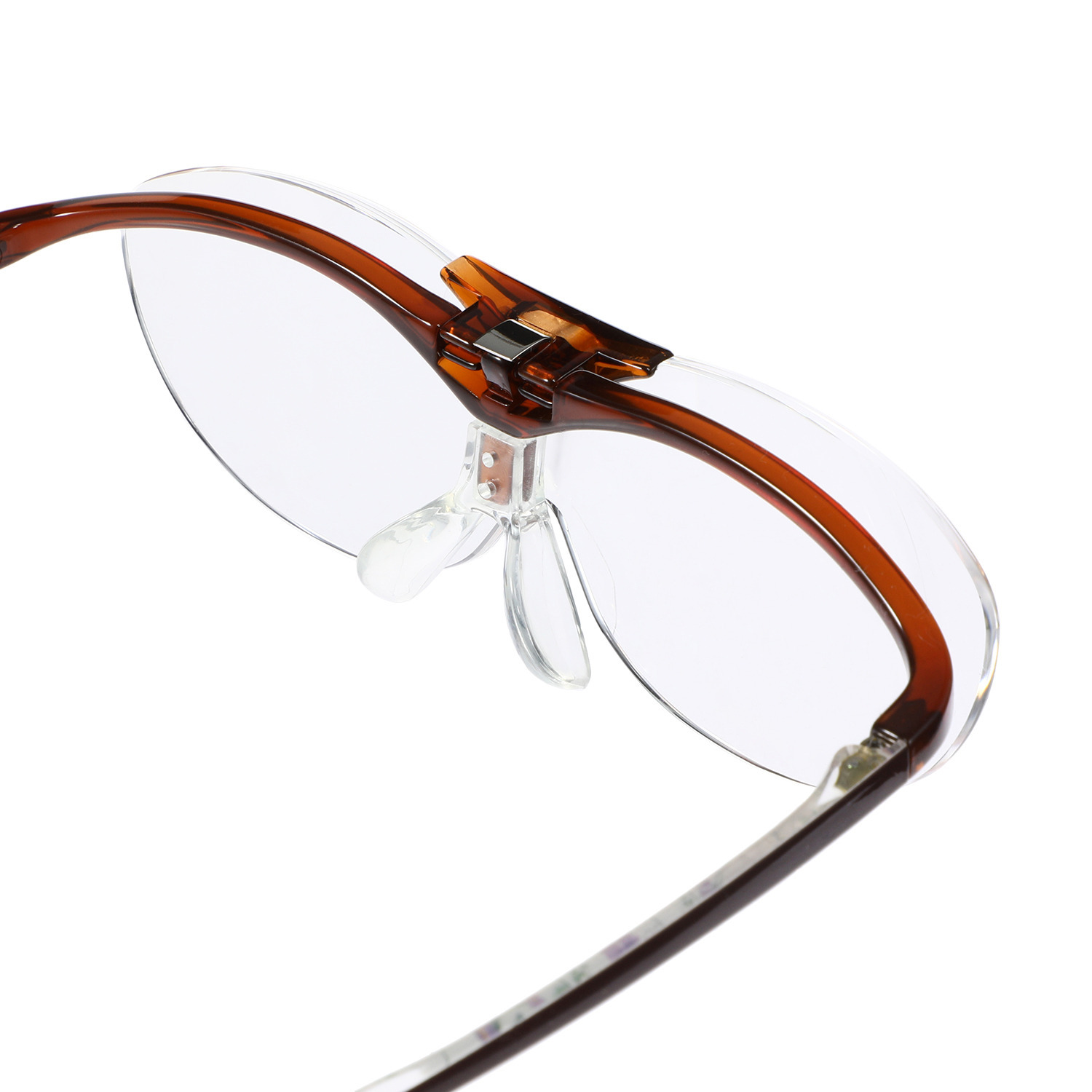 レンズの見やすさと かける快適性。 細部にも とことんこだわった 眼鏡市場コラボ 跳ね上げ式拡大鏡 アイルーぺグラン