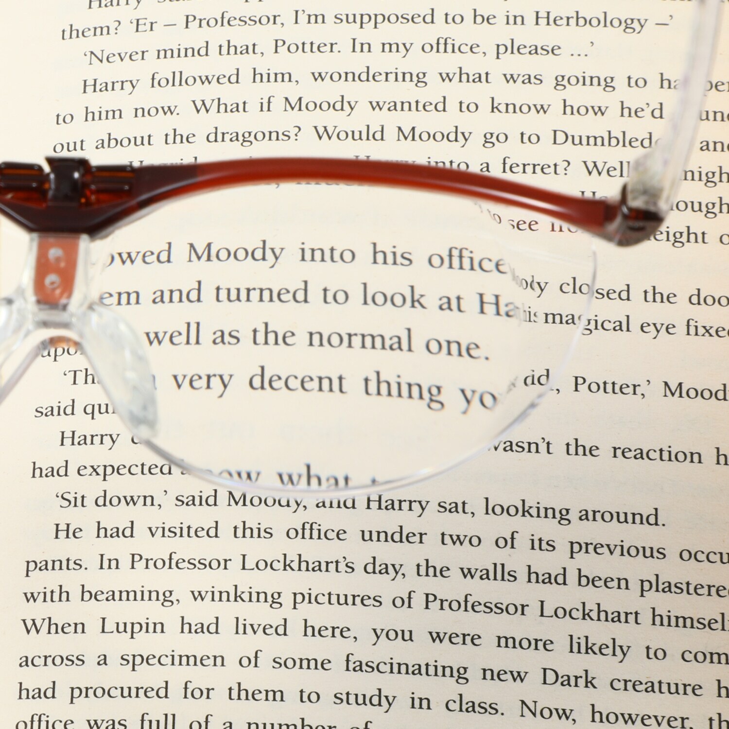 レンズの見やすさと かける快適性。 細部にも とことんこだわった 眼鏡市場コラボ 跳ね上げ式拡大鏡 アイルーぺグラン