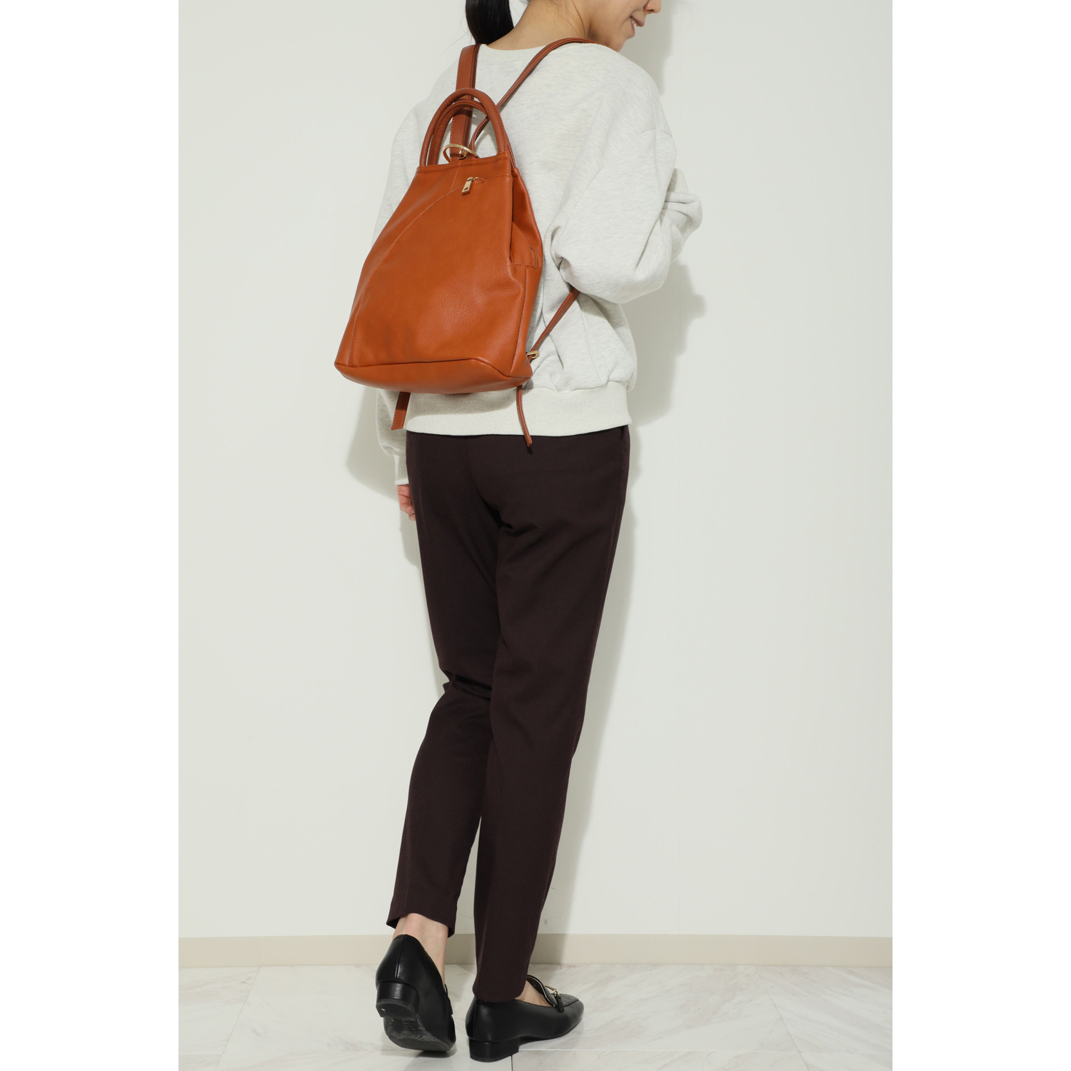 グッシオイタリー はっ水 こだわりのレザータッチ ６ポケット ３ウェイリュック ＜ショルダーバッグ付＞