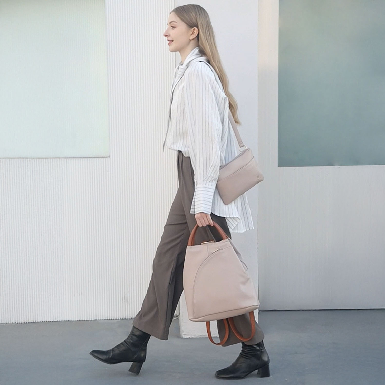 グッシオイタリー はっ水 こだわりのレザータッチ ６ポケット ３ウェイリュック ＜ショルダーバッグ付＞