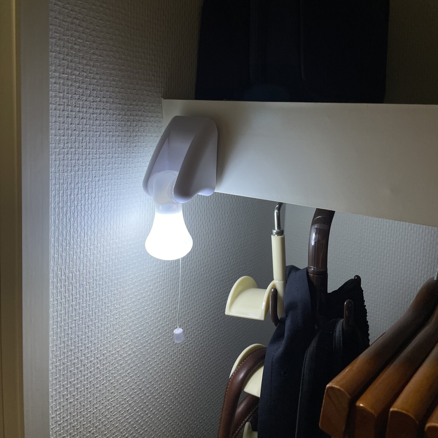 ひもでオンオフ！ 持ち運びもできる 電池式ひも引きライト １０個セット