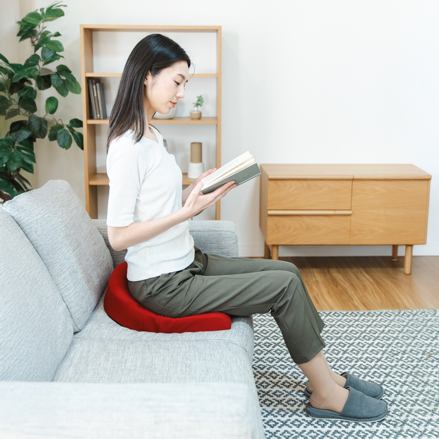 体圧分散性に優れた 立体形状 正しい姿勢で 座りやすい構造 スポッとクッションα