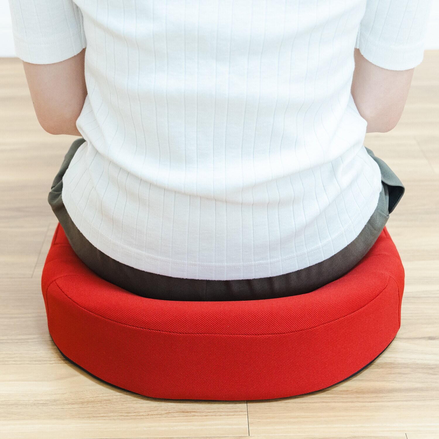 体圧分散性に優れた 立体形状 正しい姿勢で 座りやすい構造 スポッとクッションα