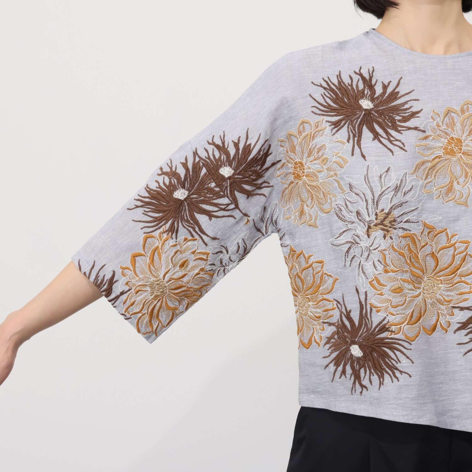 ジョヴァンナ　ニコライ イタリア製 リネン１００％ 刺しゅうブラウス