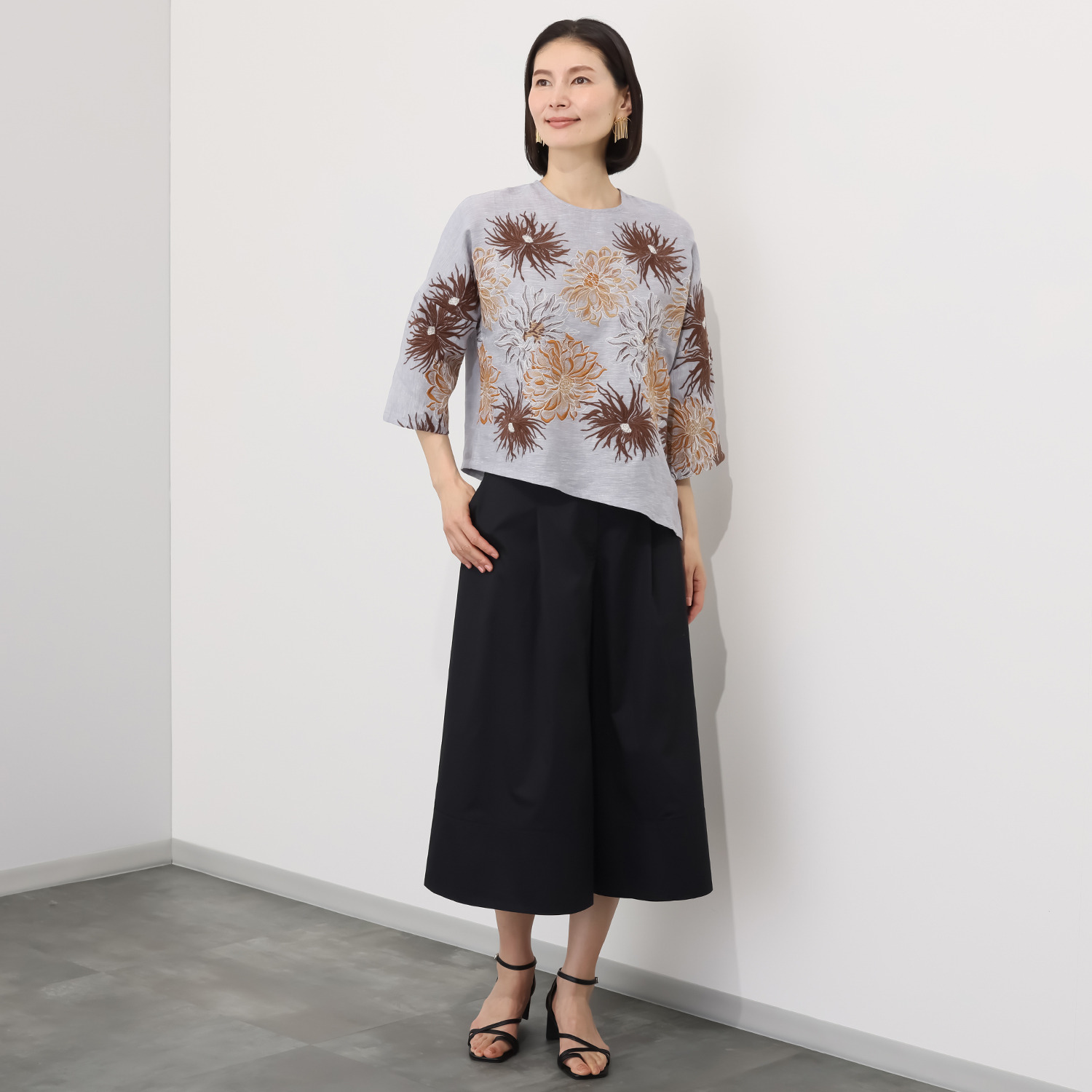 ジョヴァンナ　ニコライ イタリア製 リネン１００％ 刺しゅうブラウス