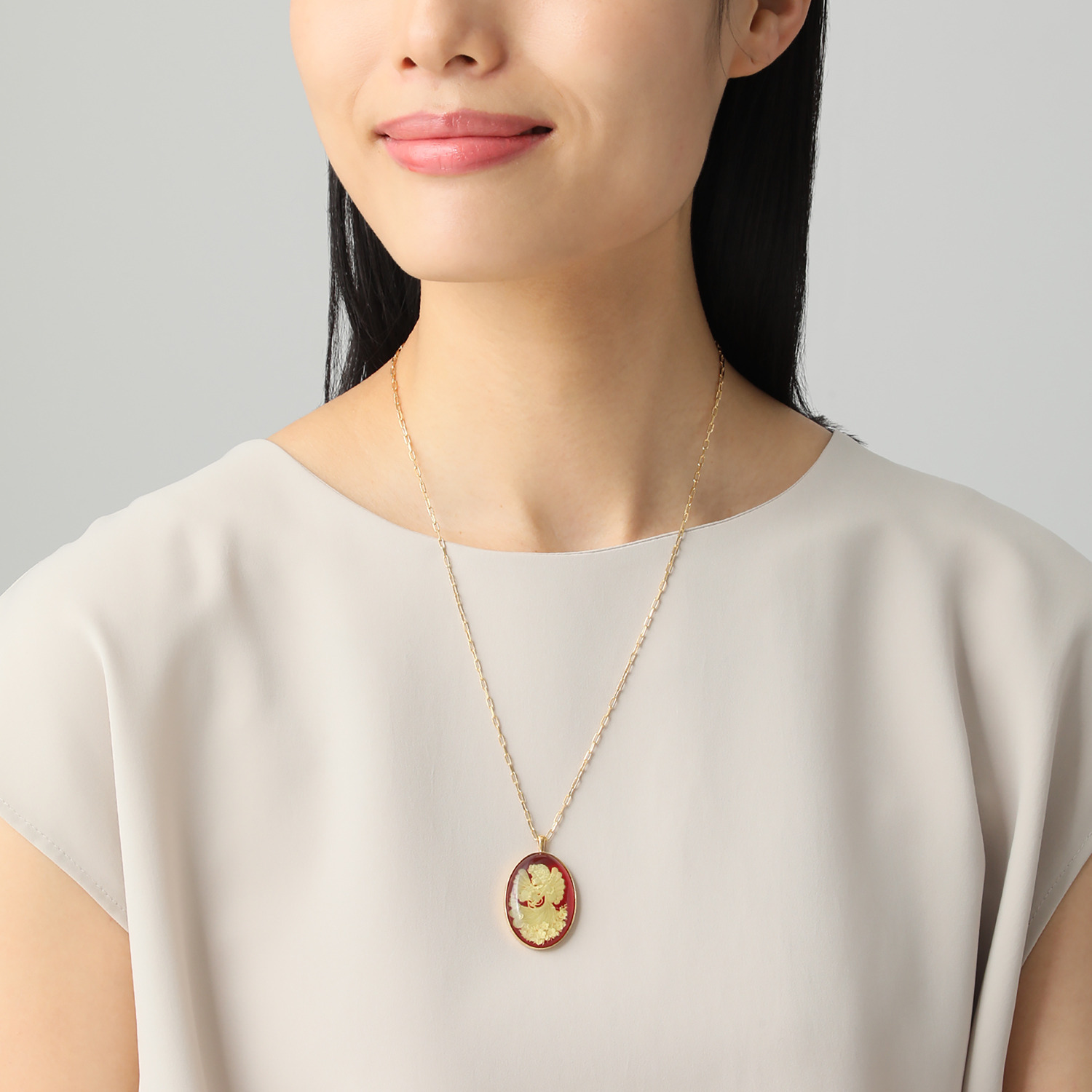 バイ　ネイチャー 琥珀 レッドカラー エンジェルモティーフ インタリオペンダント