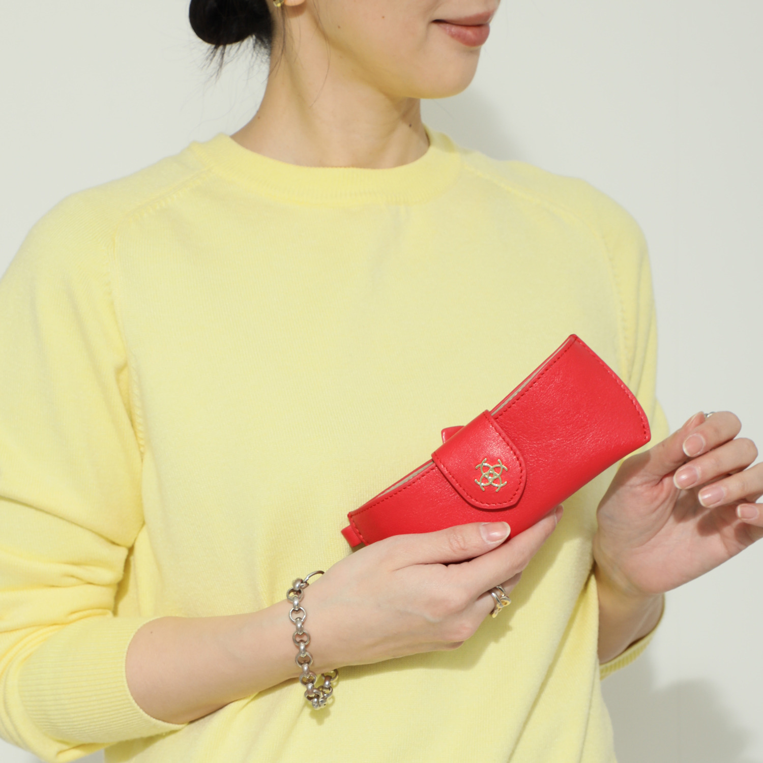 カワカラ マルチアレンジ チャーム型 レザーメガネケース