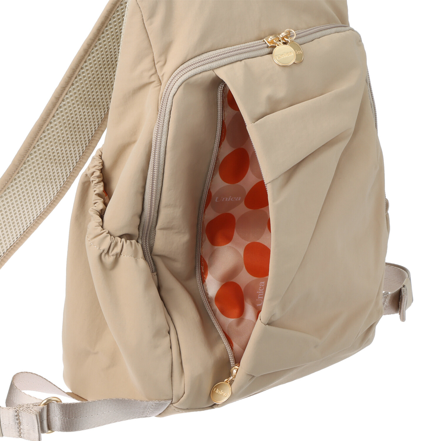 ウニカ 身体のラインに寄り添う 軽量 タックポケットリュック