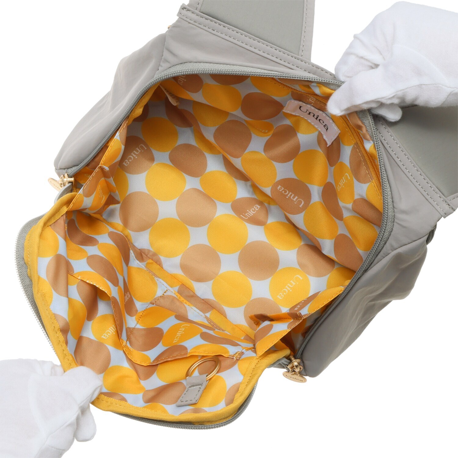 ウニカ 身体のラインに寄り添う 軽量 タックポケット ショルダーバッグ