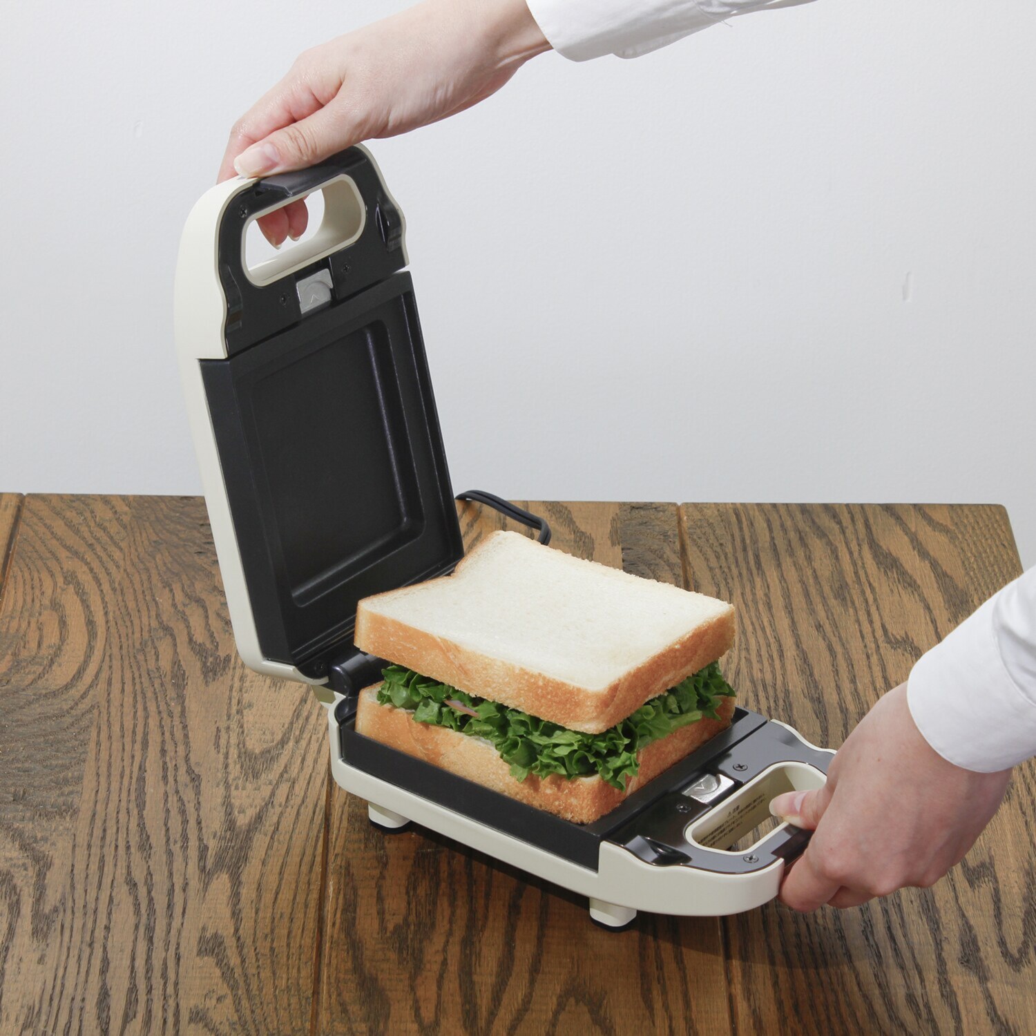 ワッフルもホットサンドも これ１台！ ビタントニオ マイワッフル＆ ホットサンドベーカー