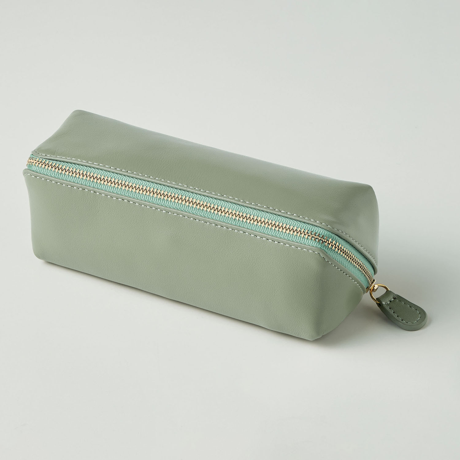 １つで コンパクトにまとまる ラムレザーメガネケース