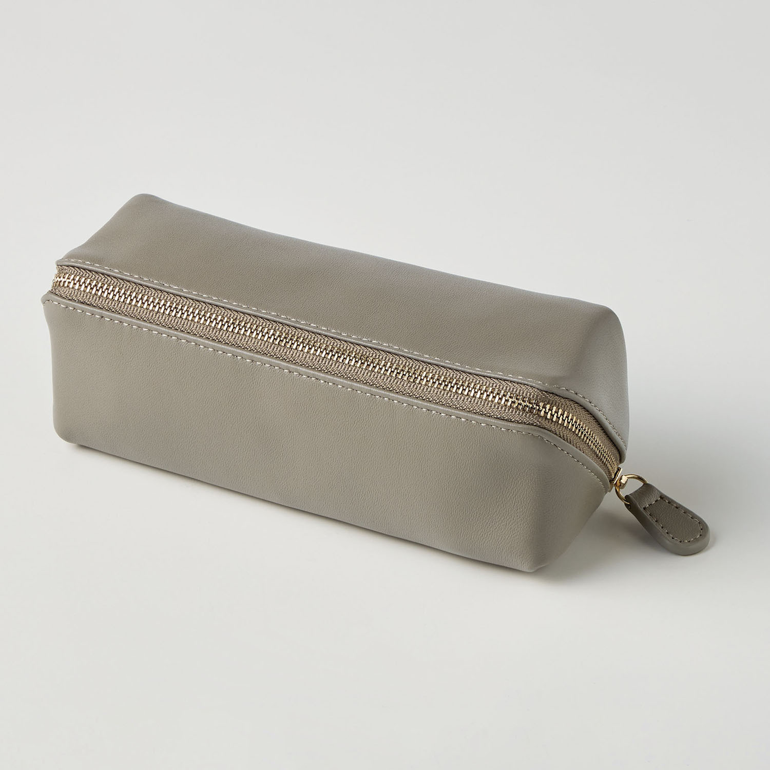 １つで コンパクトにまとまる ラムレザーメガネケース