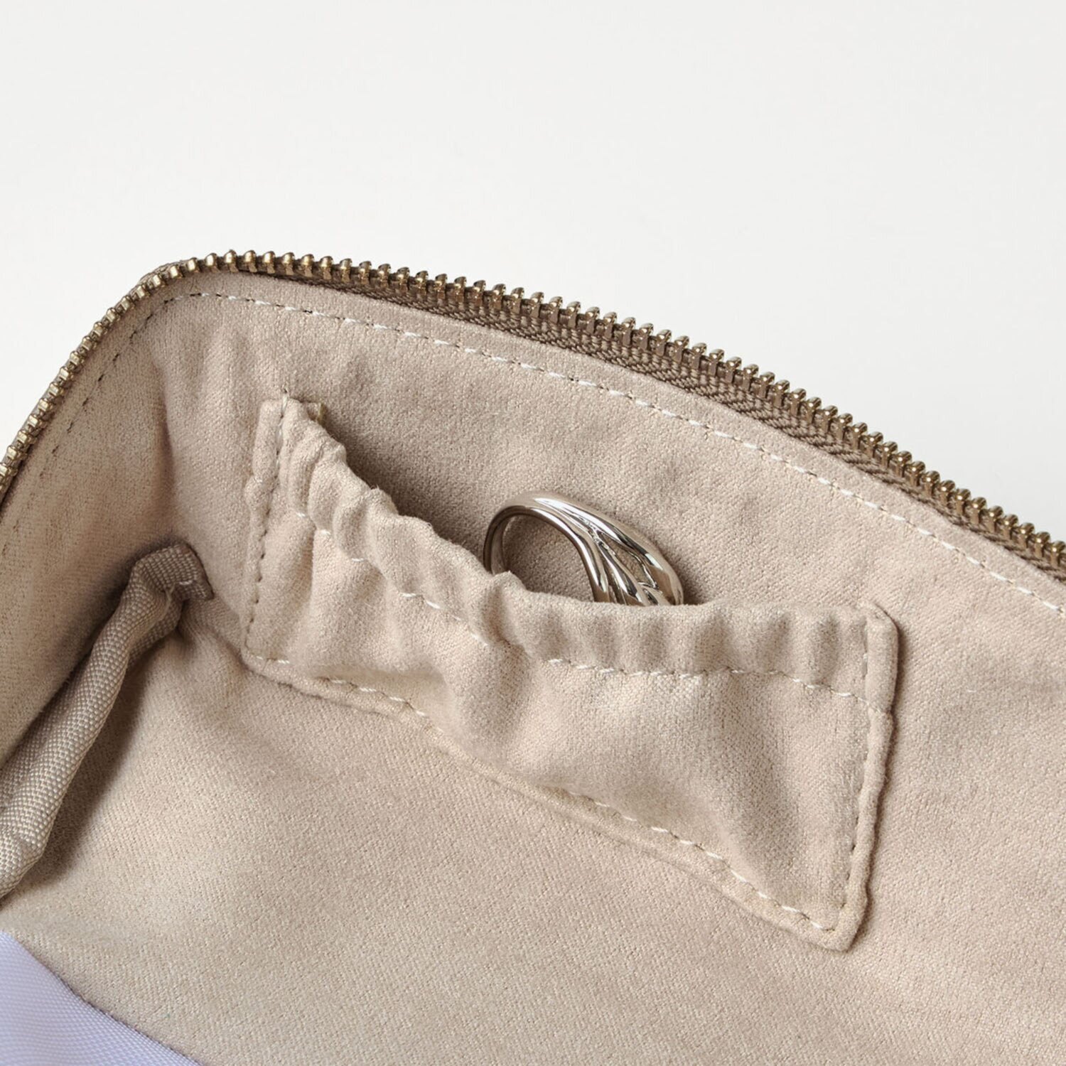 １つで コンパクトにまとまる ラムレザーメガネケース