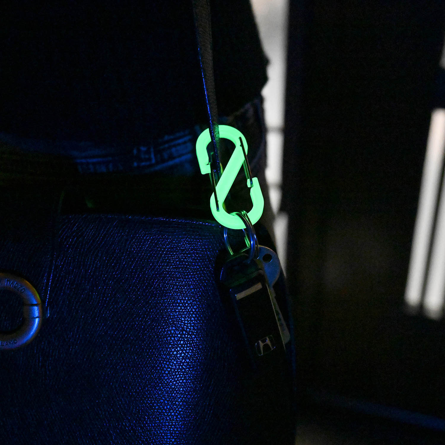 いざという時の目印に！ 光るカラビナ４個セット