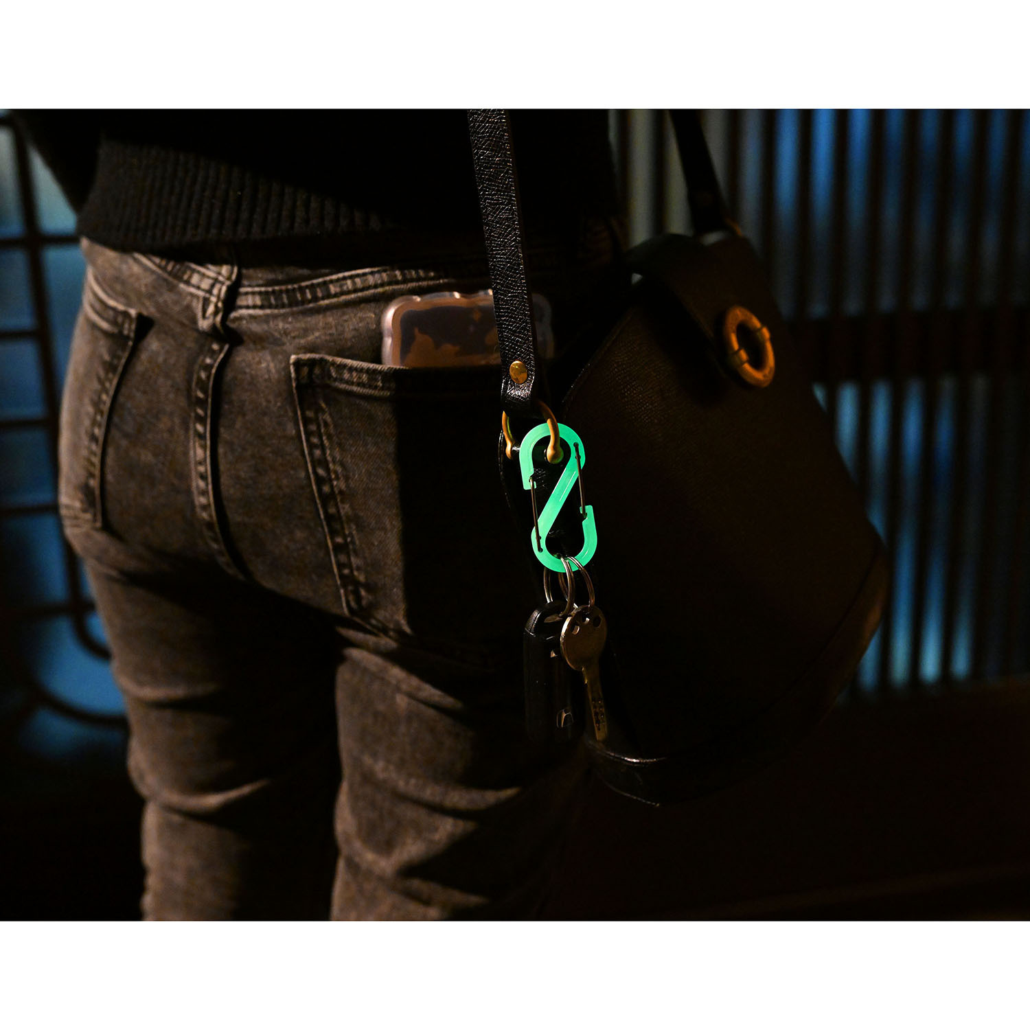 いざという時の目印に！ 光るカラビナ４個セット