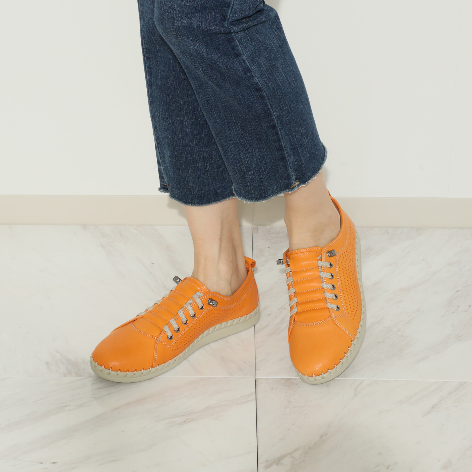 ホッシュ メイドインイスタンブール ソフトカウレザー パンチングスニーカー