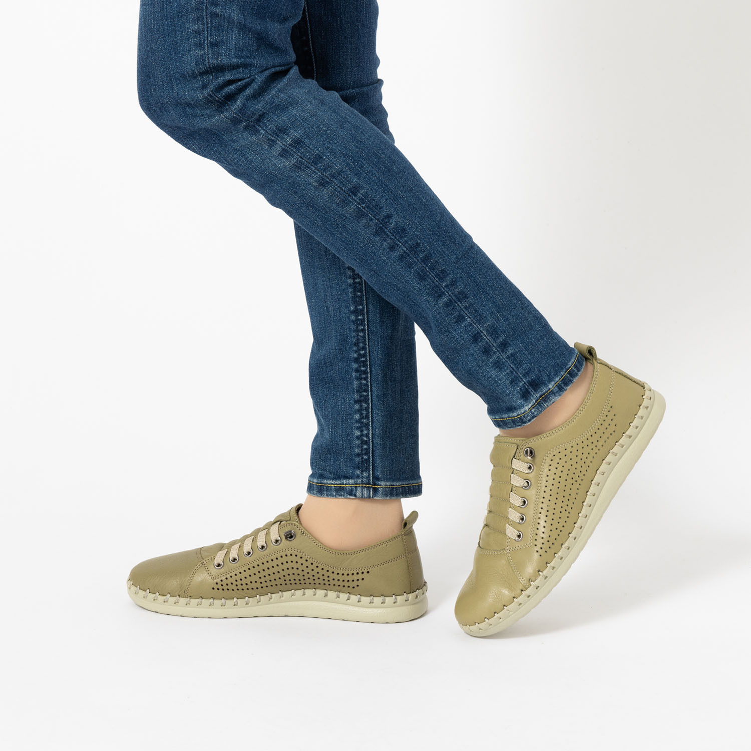 ホッシュ メイドインイスタンブール ソフトカウレザー パンチングスニーカー