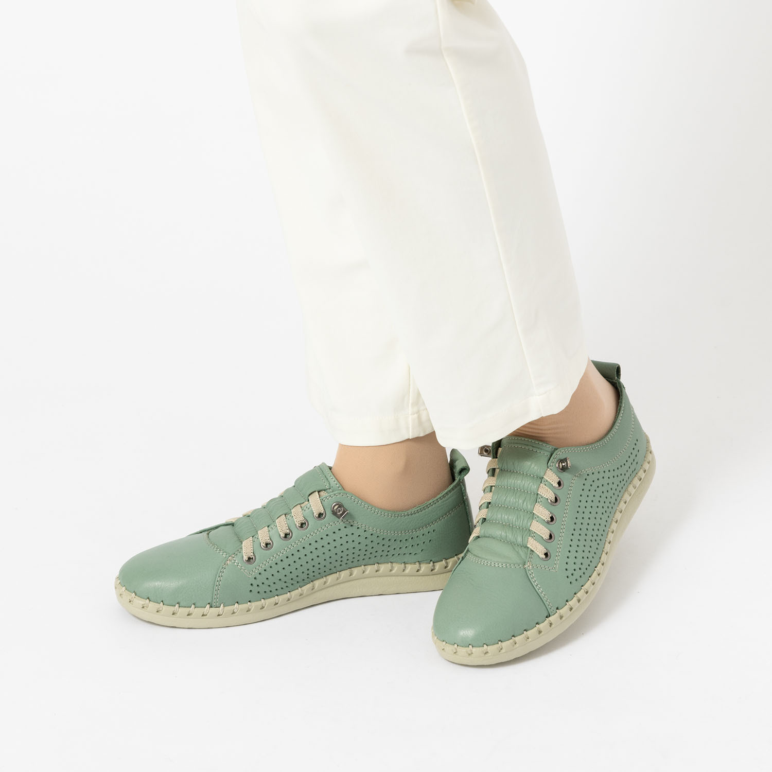 ホッシュ メイドインイスタンブール ソフトカウレザー パンチングスニーカー
