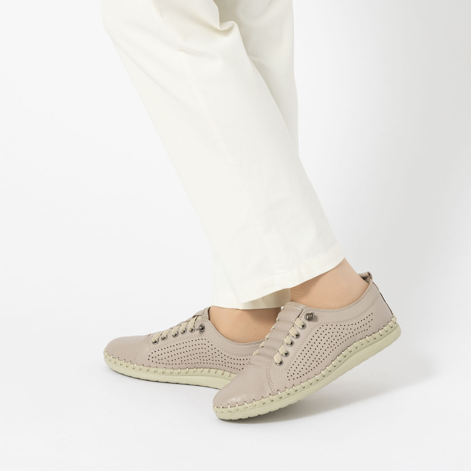 ホッシュ メイドインイスタンブール ソフトカウレザー パンチングスニーカー