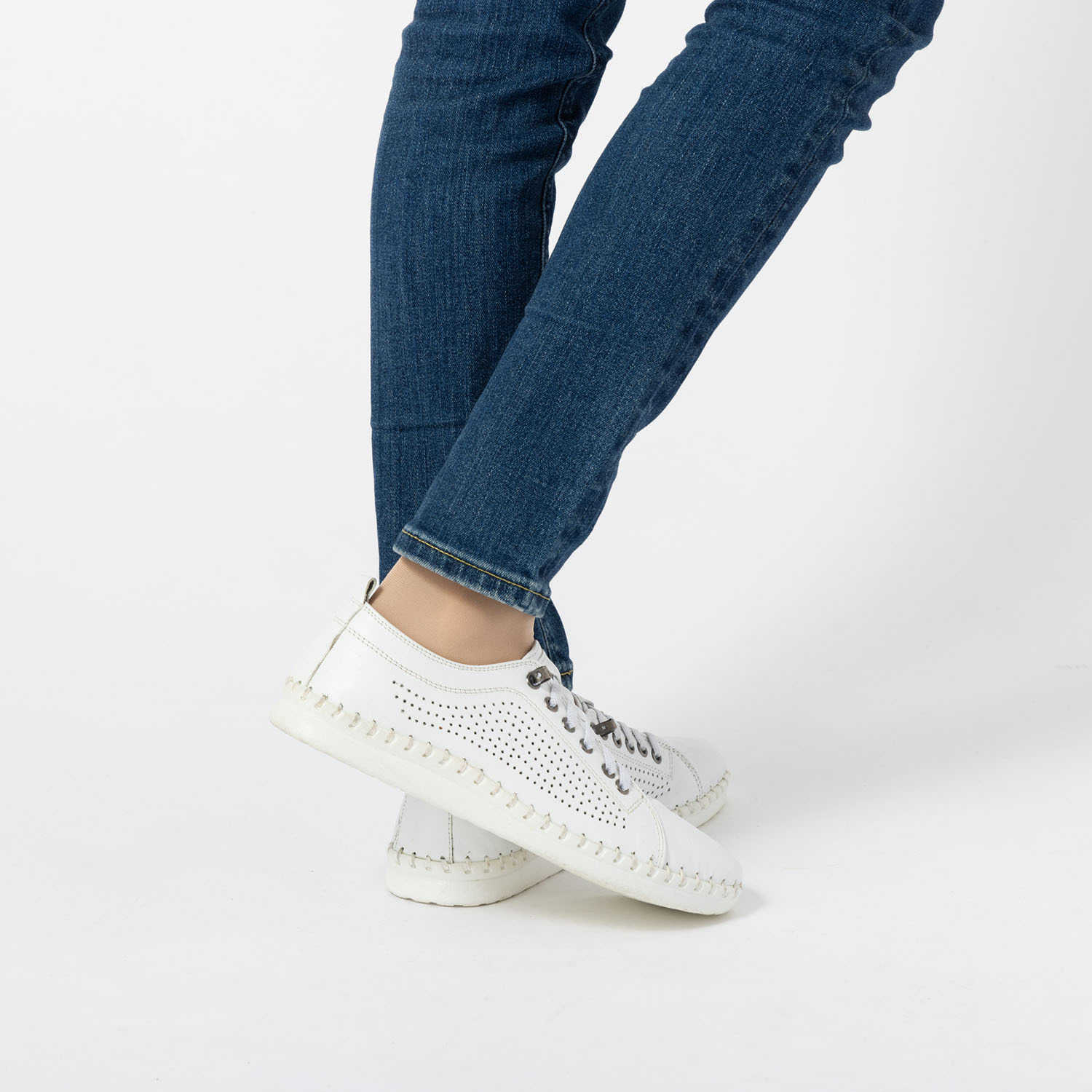 ホッシュ メイドインイスタンブール ソフトカウレザー パンチングスニーカー