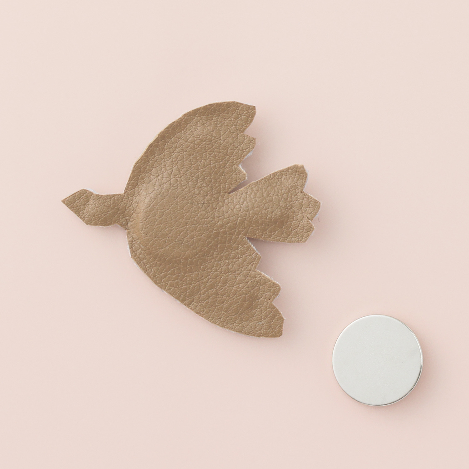 ラジュー 手刺しゅう マグネットブローチ “希望のハト”