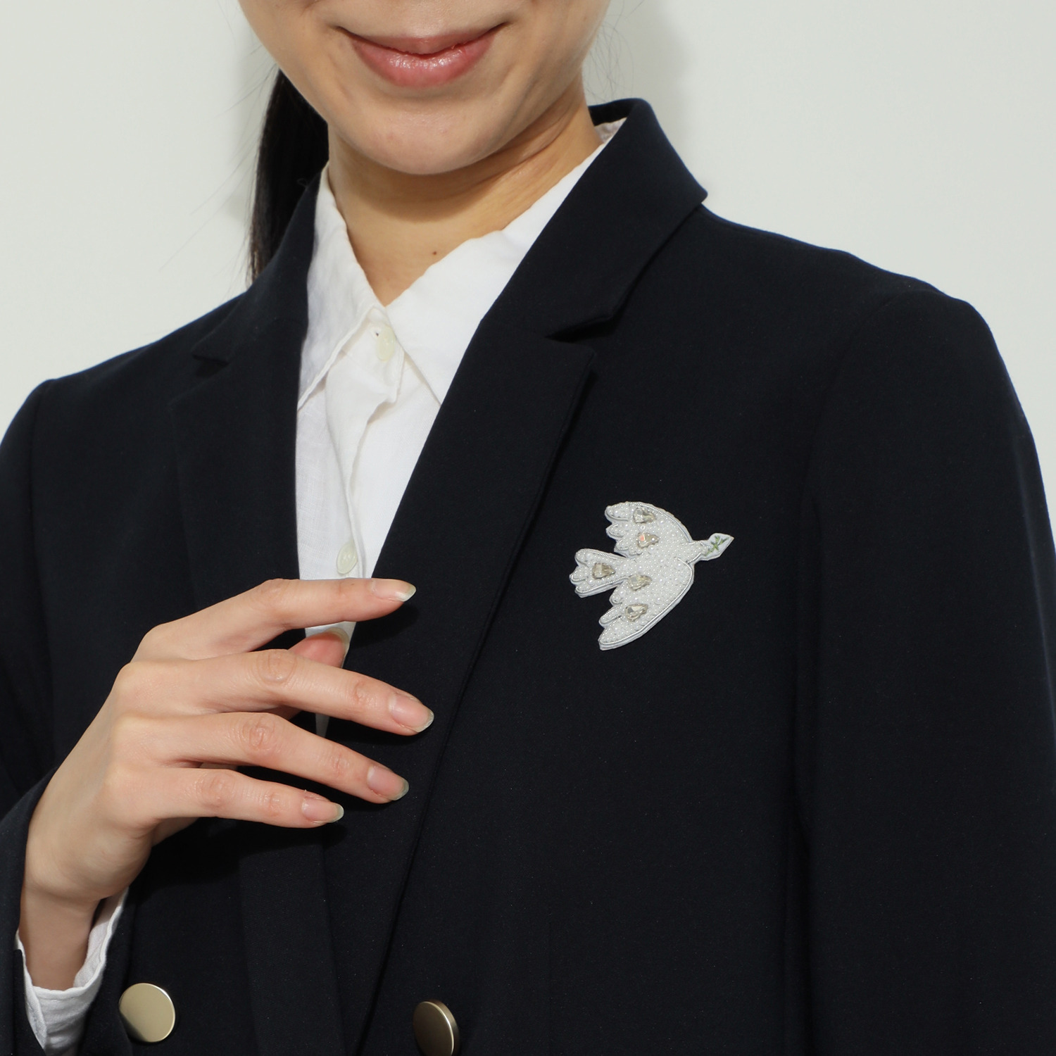 ラジュー 手刺しゅう マグネットブローチ “希望のハト”