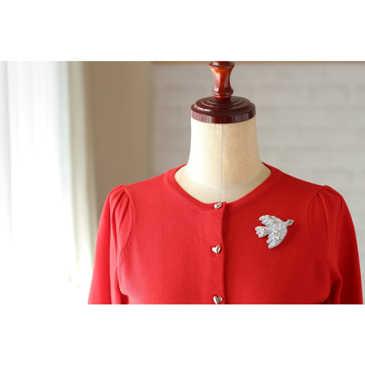 ラジュー 手刺しゅう マグネットブローチ “希望のハト”