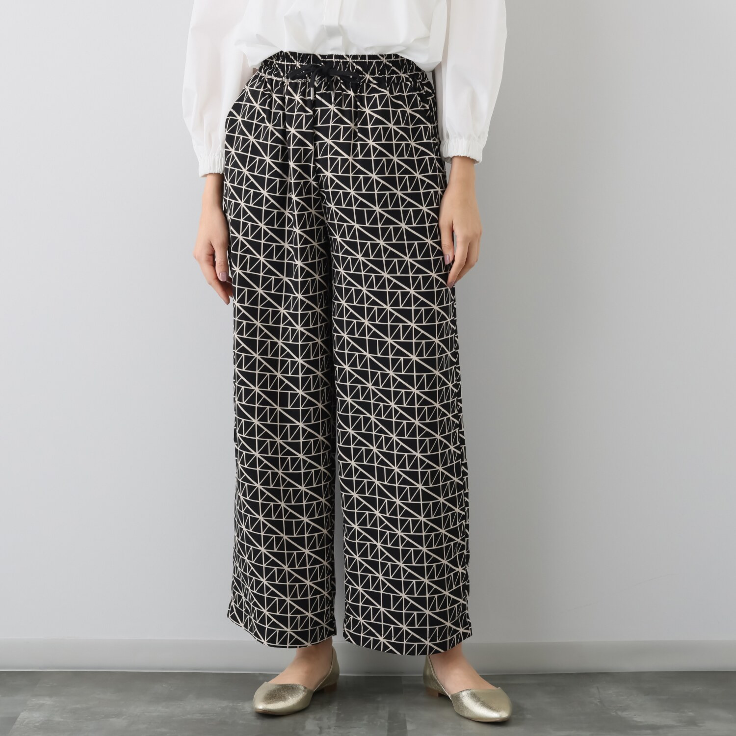 スタイル・ラヴィー ウエスト楽々 シャーリングドロスト 幾何学柄プリント セミフレアー イージーパンツ