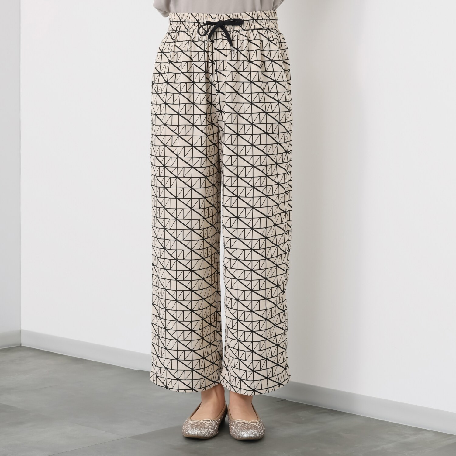スタイル・ラヴィー ウエスト楽々 シャーリングドロスト 幾何学柄プリント セミフレアー イージーパンツ
