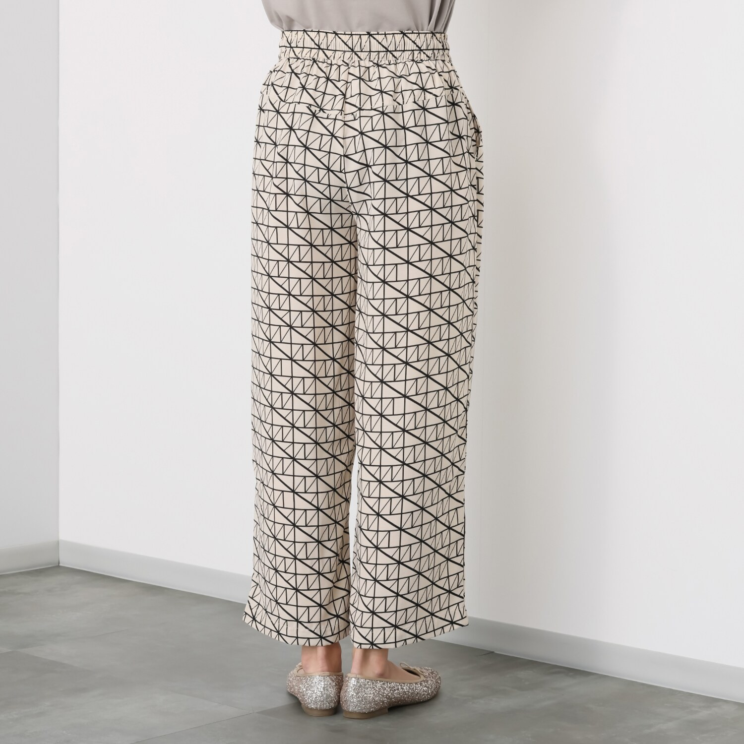 スタイル・ラヴィー ウエスト楽々 シャーリングドロスト 幾何学柄プリント セミフレアー イージーパンツ