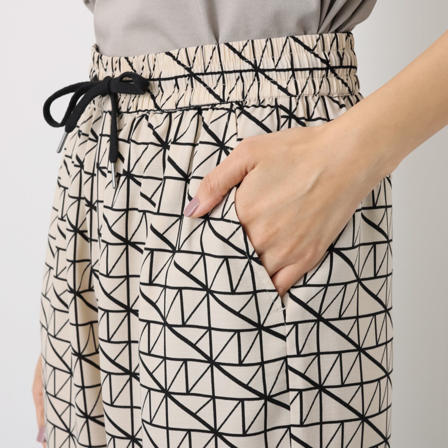 スタイル・ラヴィー ウエスト楽々 シャーリングドロスト 幾何学柄プリント セミフレアー イージーパンツ