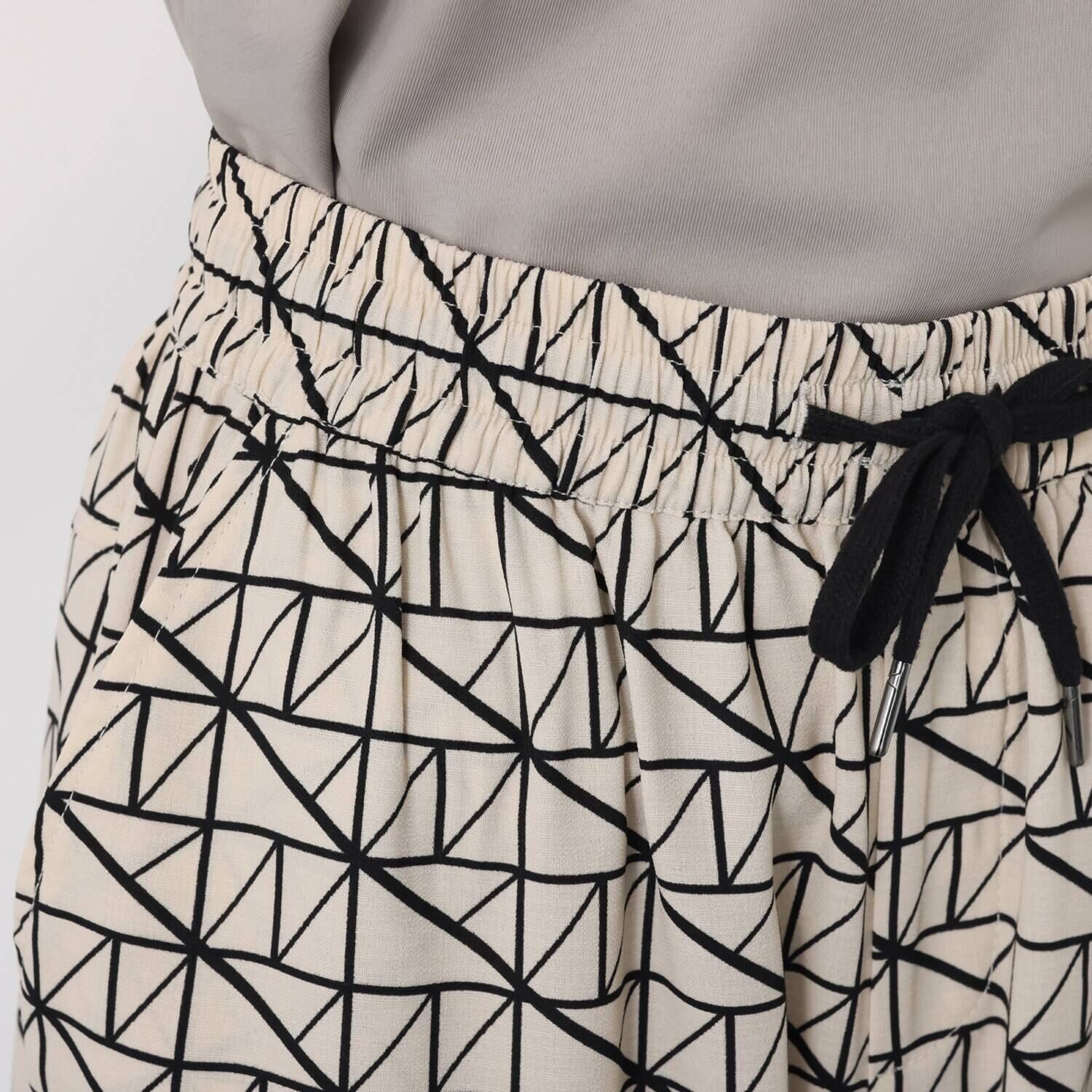 スタイル・ラヴィー ウエスト楽々 シャーリングドロスト 幾何学柄プリント セミフレアー イージーパンツ