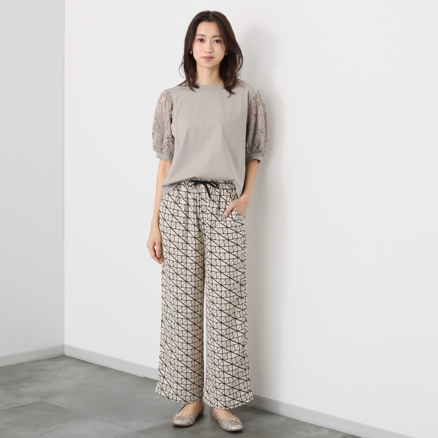 スタイル・ラヴィー ウエスト楽々 シャーリングドロスト 幾何学柄プリント セミフレアー イージーパンツ