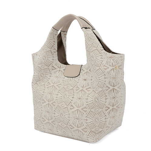 ラルジュ ２通りのフォルムが 楽しめる！ エスニック風柄 トートバッグ