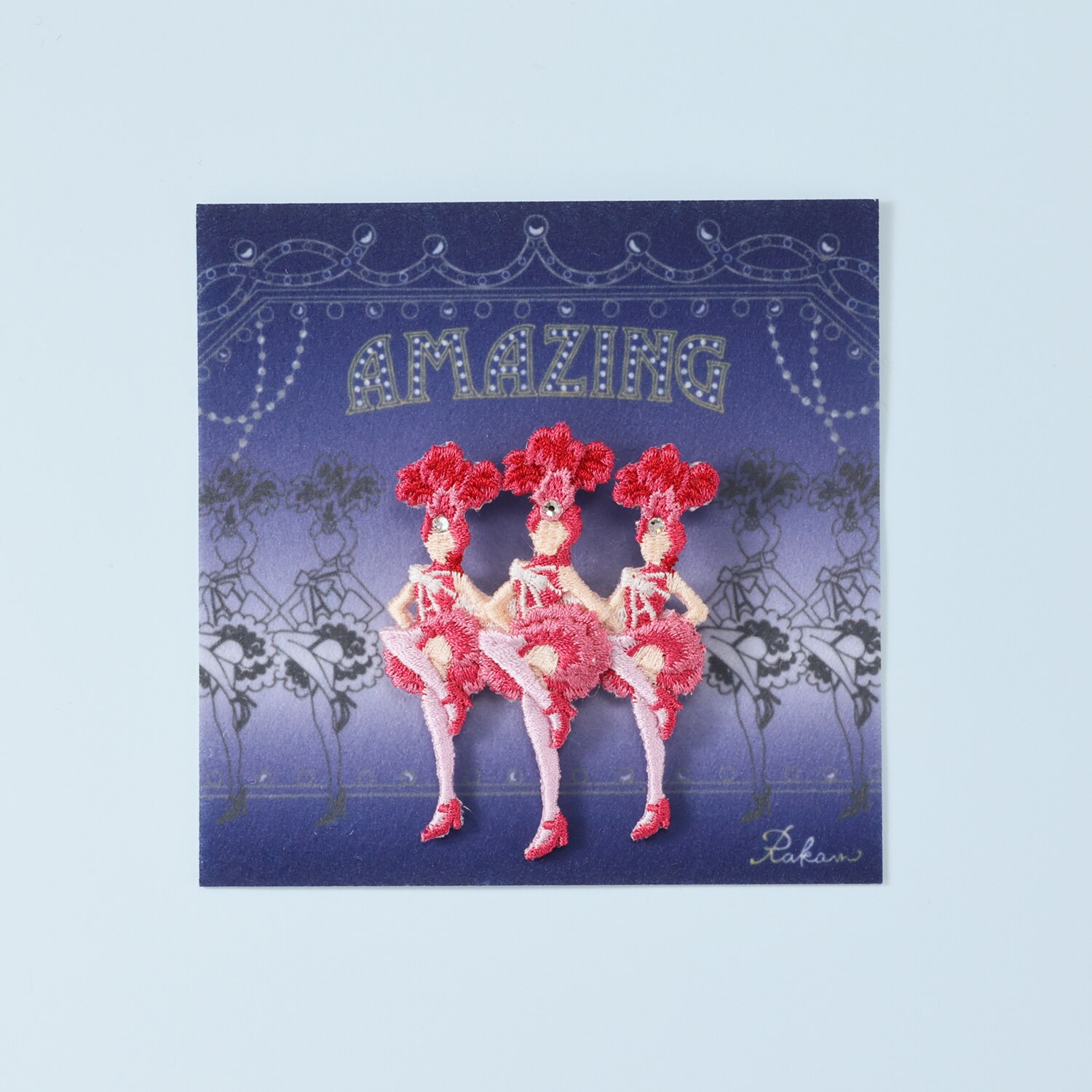 ラカム レビューガール 日本製　手作業組み立て 立体刺しゅうブローチ