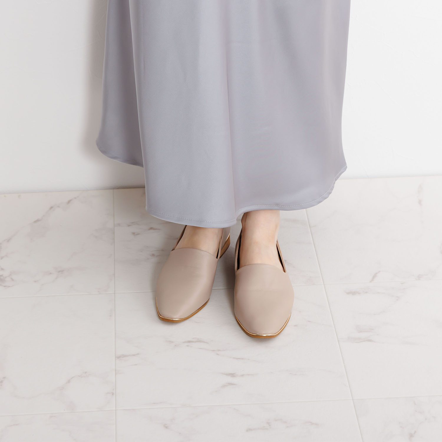 卑弥呼 ＜日本製＞はっ水本革 メタルライン フラットパンプス