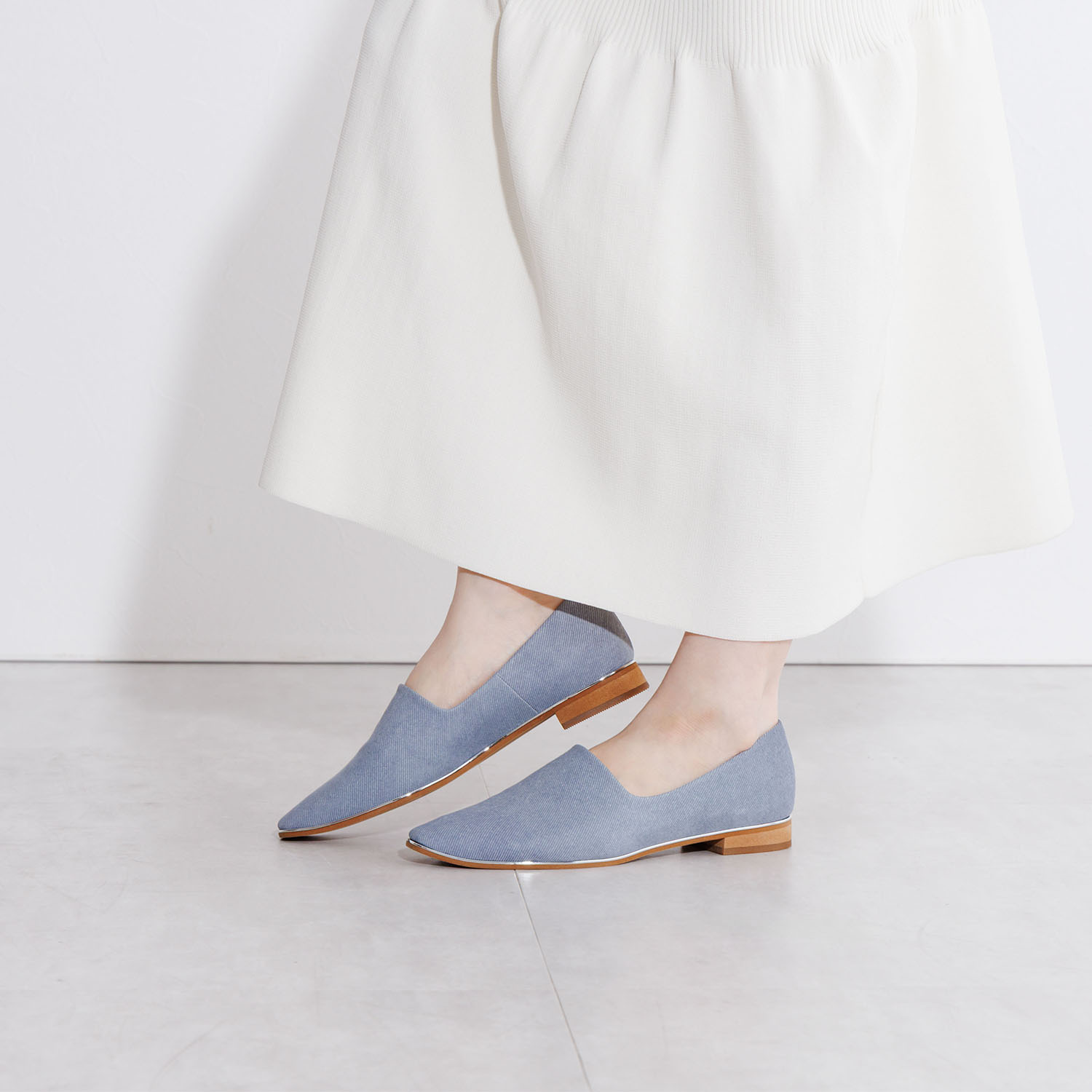 卑弥呼 ＜日本製＞はっ水本革 メタルライン フラットパンプス